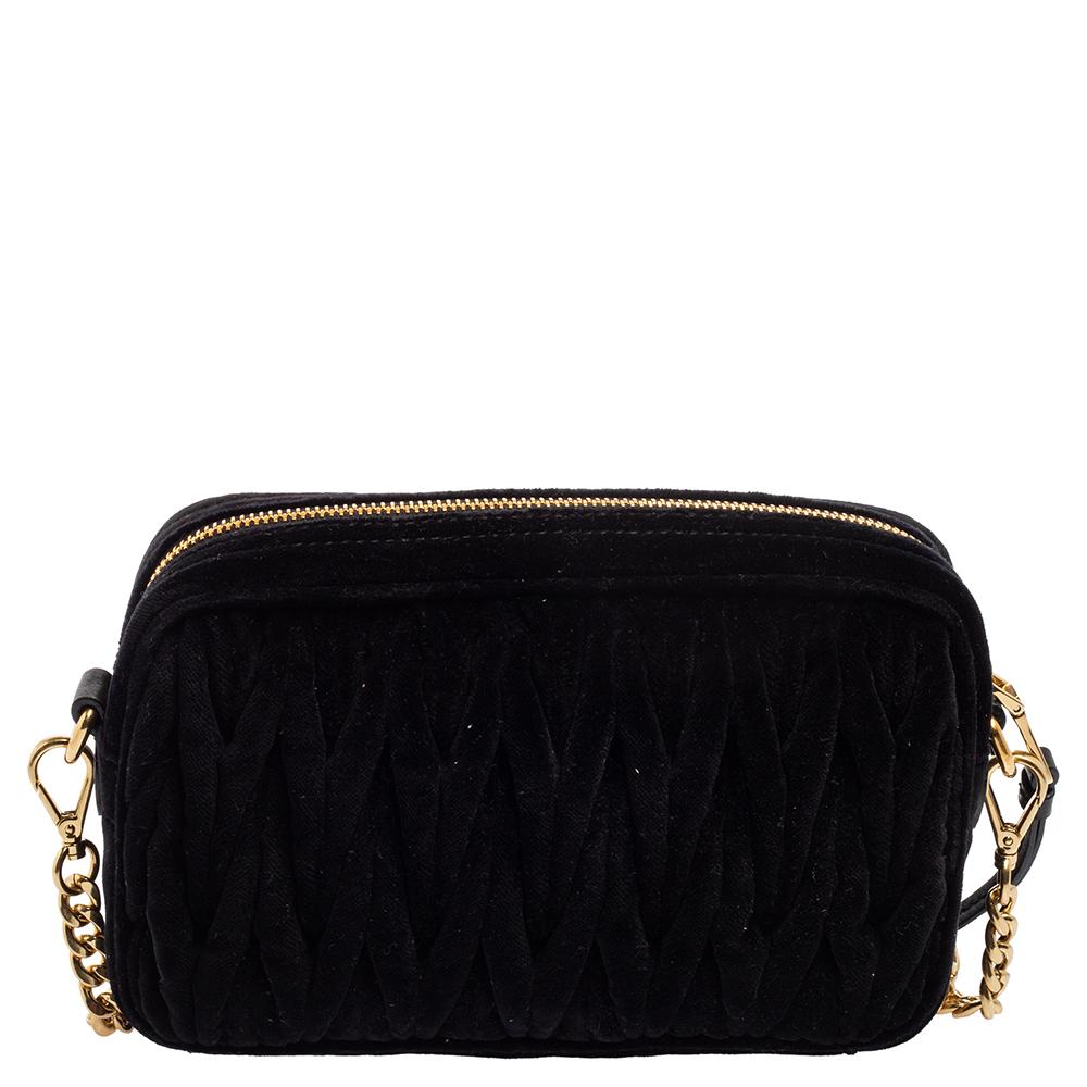 Be party-ready in this Miu Miu crossbody bag that has been skillfully made from velvet. It flaunts a black shade and a Matelassé pattern that lends a stylish touch. Finished with gold-tone hardware and a chain strap, it will look amazing with