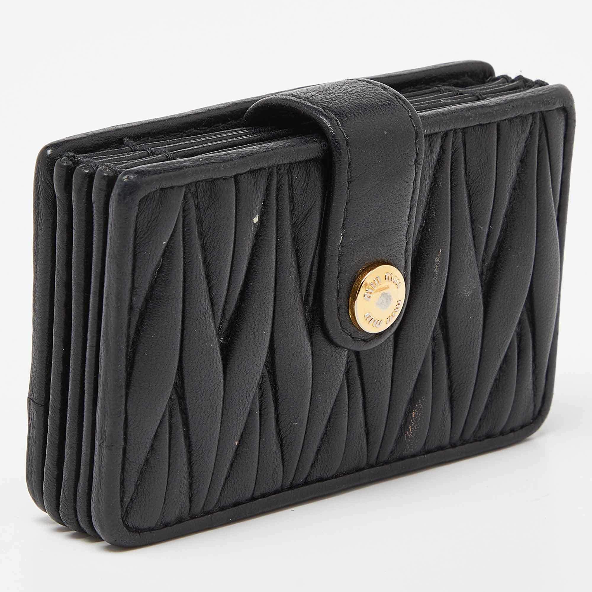 Miu Miu Black Matelassé Leather Card Case In Good Condition For Sale In Dubai, Al Qouz 2