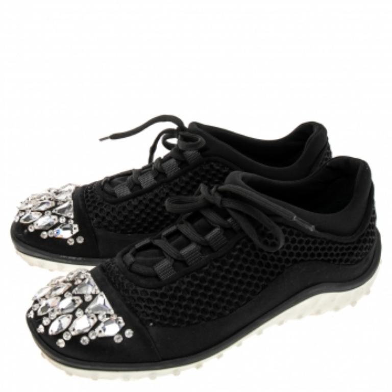Noir Baskets basses Miu ornées de cristaux en maille noire et de satin, taille 36,5 en vente