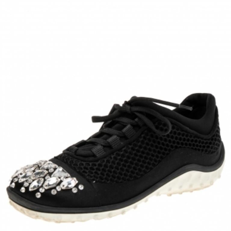 Baskets basses Miu ornées de cristaux en maille noire et de satin, taille 36,5 Bon état - En vente à Dubai, Al Qouz 2