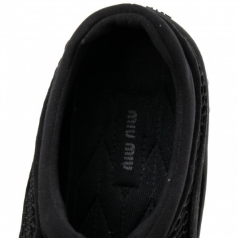 Baskets basses Miu ornées de cristaux en maille noire et de satin, taille 36,5 Pour femmes en vente