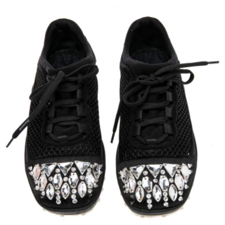 Baskets basses Miu ornées de cristaux en maille noire et de satin, taille 36,5 en vente 1