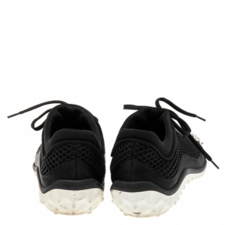 Baskets basses Miu ornées de cristaux en maille noire et de satin, taille 36,5 en vente 2