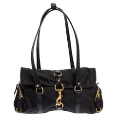 Miu Schwarze Nylon- und Leder-Umhängetasche mit Klappe
