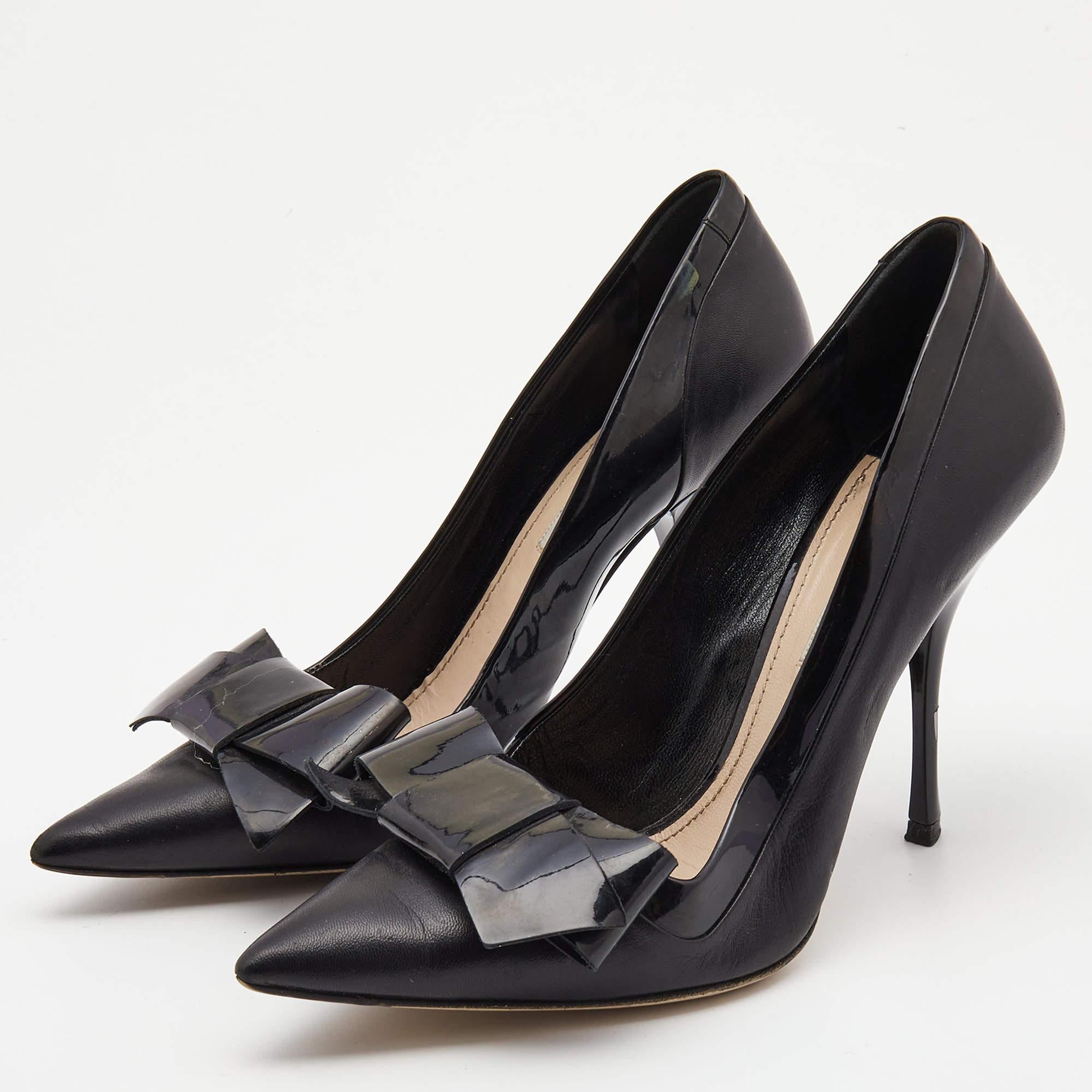 Haz una declaración de estilo chic con estos zapatos de salón de diseño. Presentan tacones resistentes y suelas duraderas perfectas para tus salidas a la moda