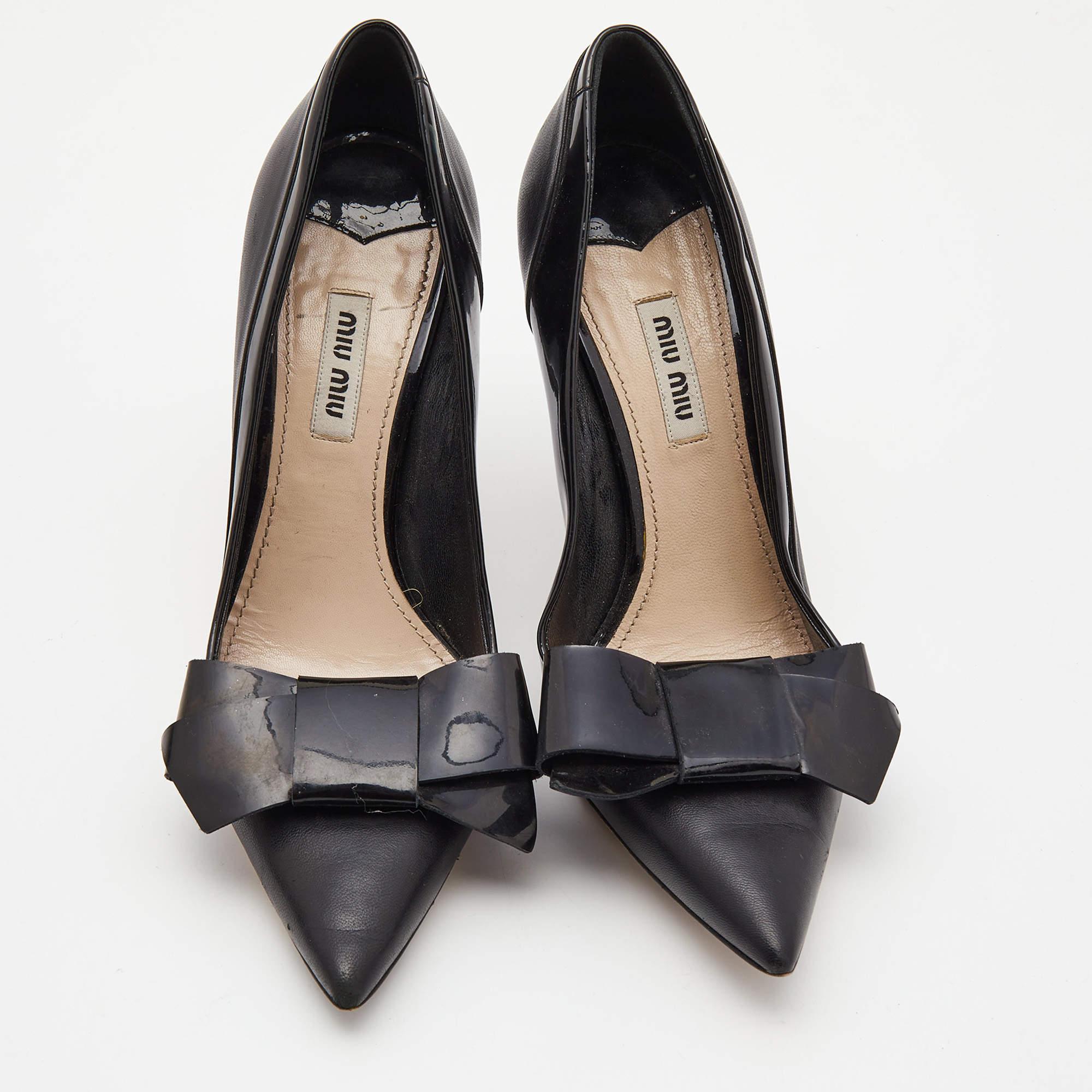 Miu Miu Black Patent and Leather Bow Pointed Toe Pumps Talla 37 Negro en venta