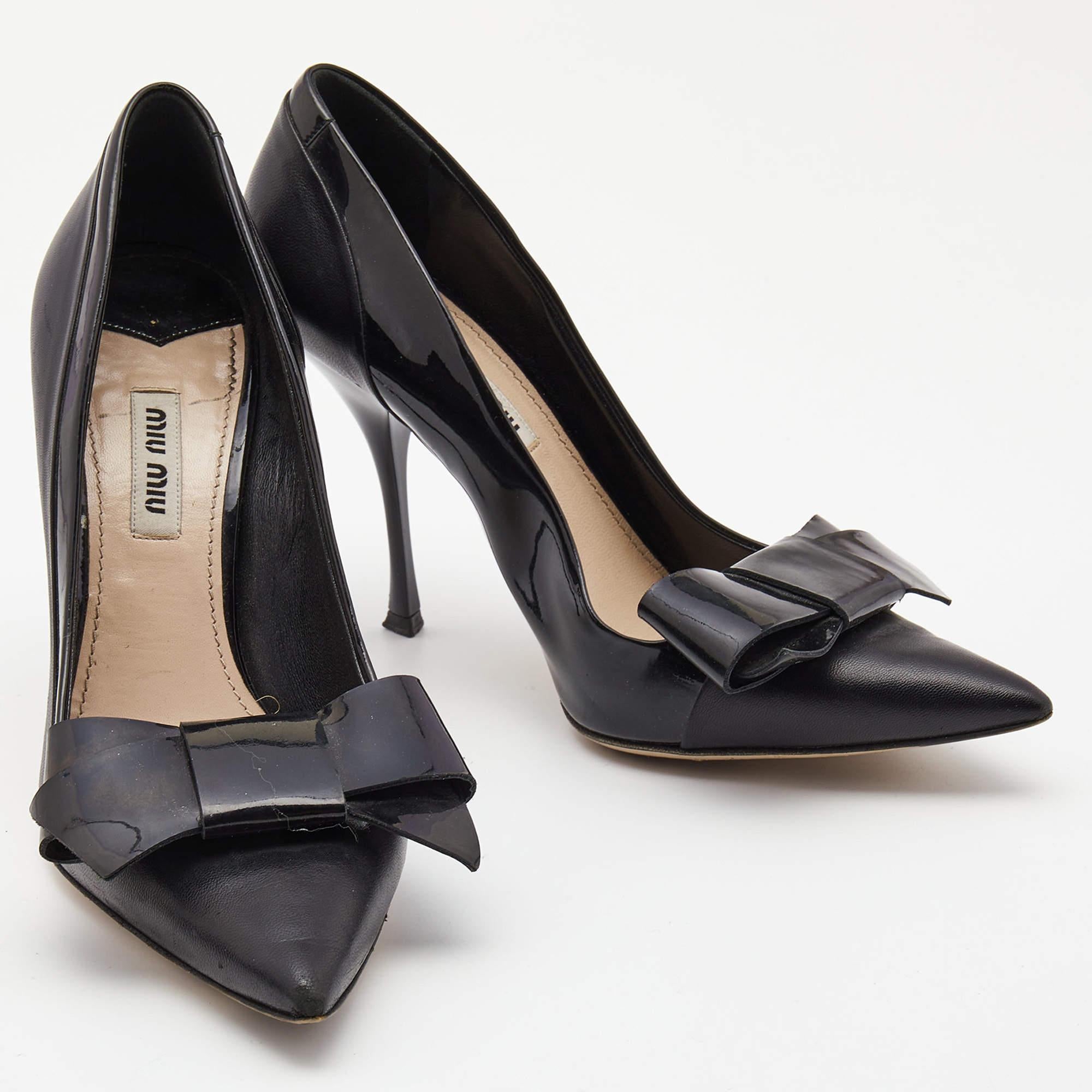 Miu Miu Black Patent and Leather Bow Pointed Toe Pumps Talla 37 en Bastante bueno estado para la venta en Dubai, Al Qouz 2