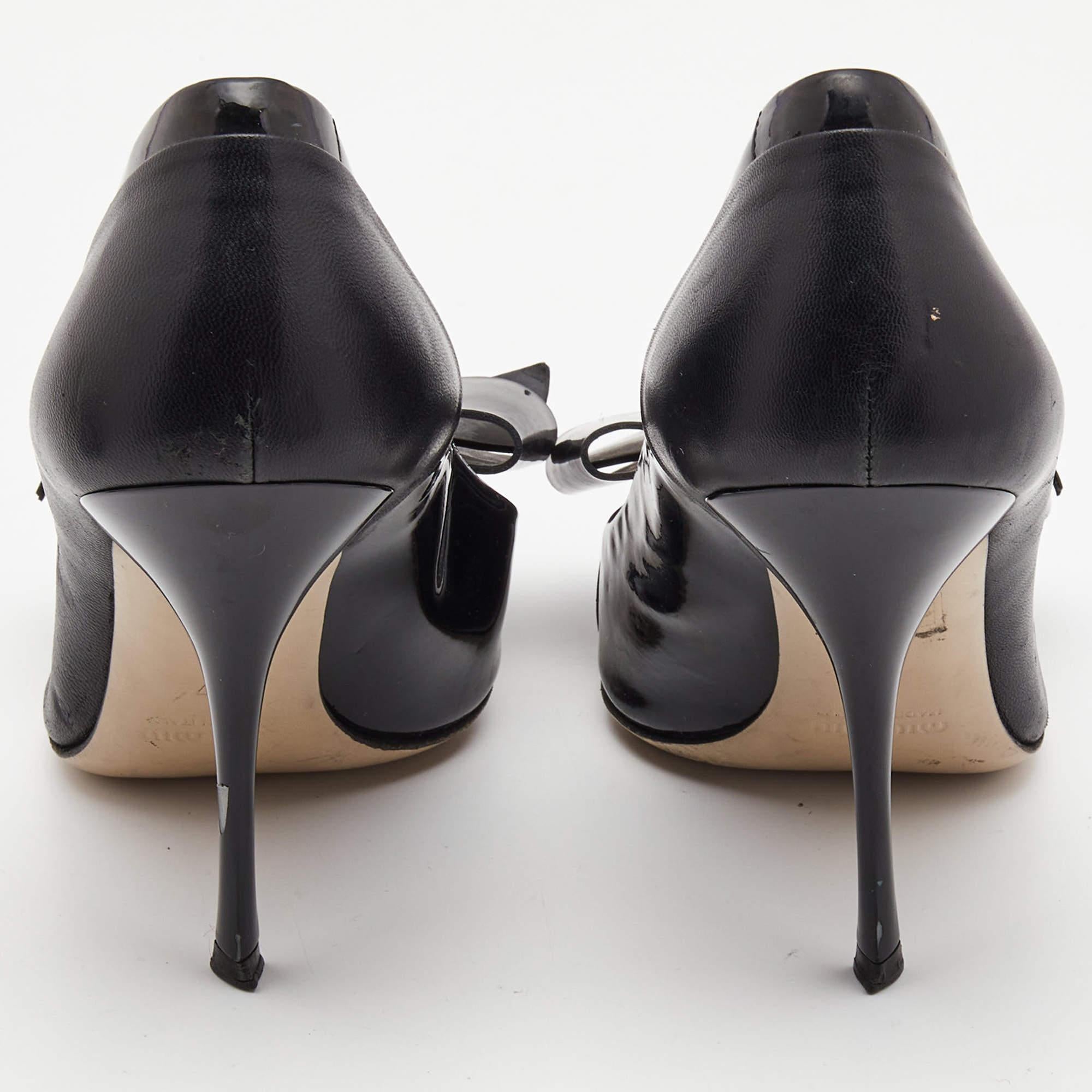 De las mujeres Miu Miu Black Patent and Leather Bow Pointed Toe Pumps Talla 37 en venta