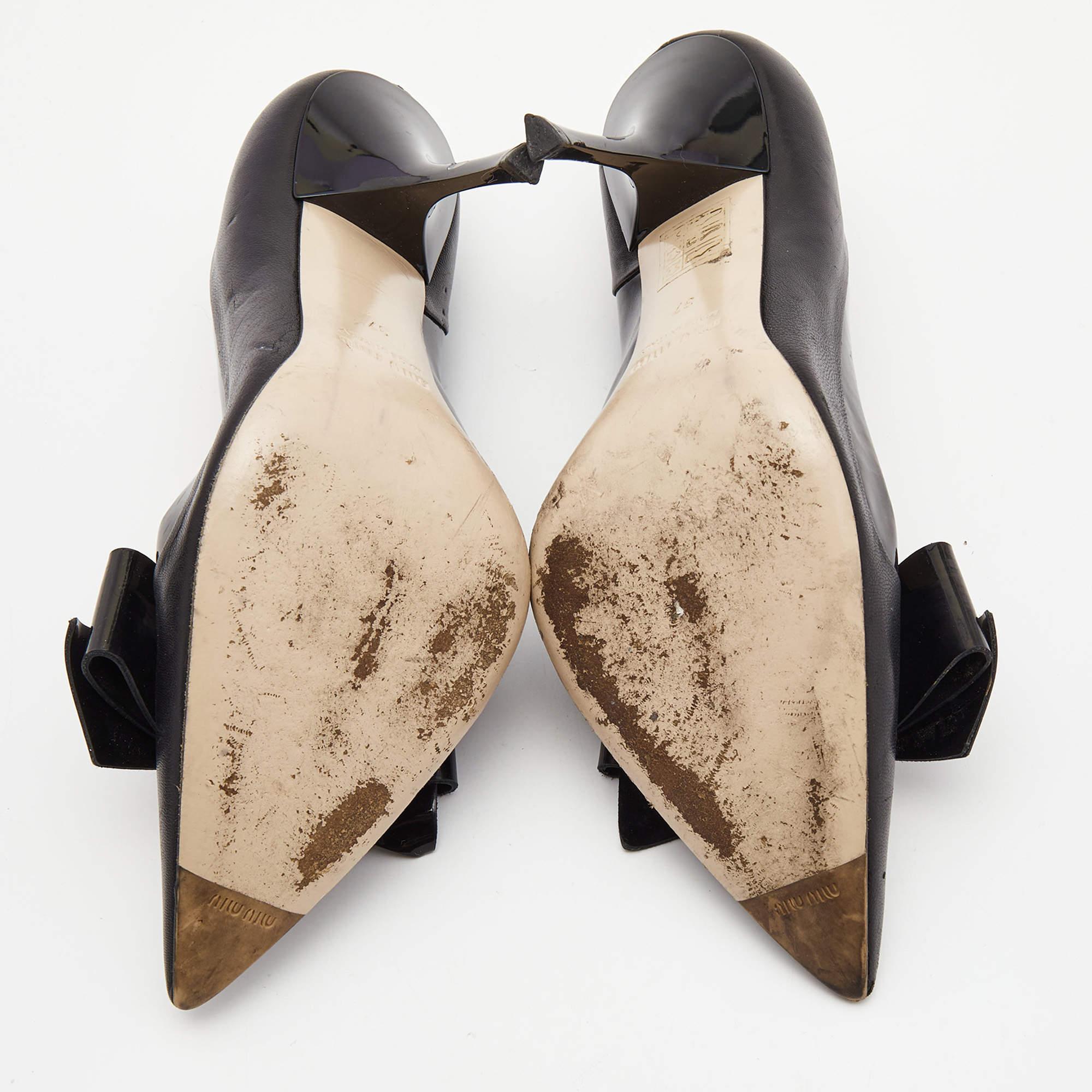 Miu Miu Black Patent and Leather Bow Pointed Toe Pumps Talla 37 en venta 1