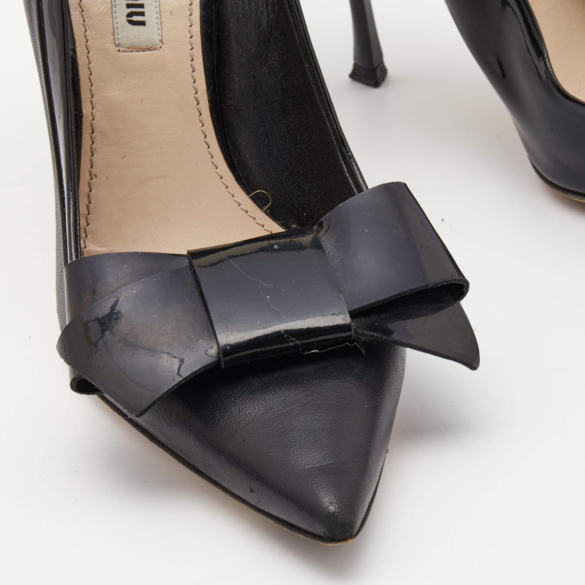 Miu Miu Black Patent and Leather Bow Pointed Toe Pumps Talla 37 en venta 2