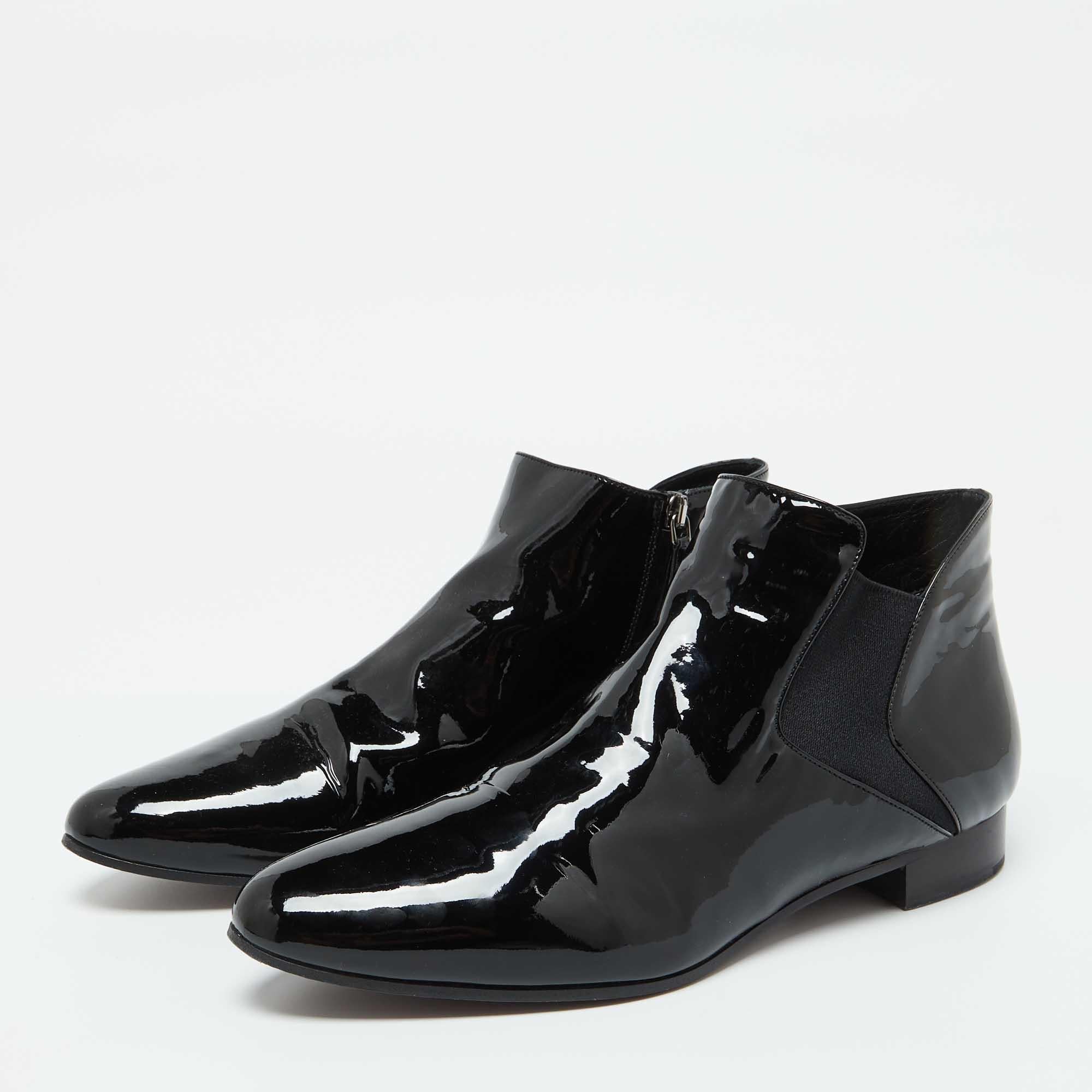 Miu Miu vous propose ces luxueuses bottines noires qui allient confort et mode. Elles sont fabriquées en cuir verni et dotées d'accents en métal armé.  fermeture à glissière et semelles durables.