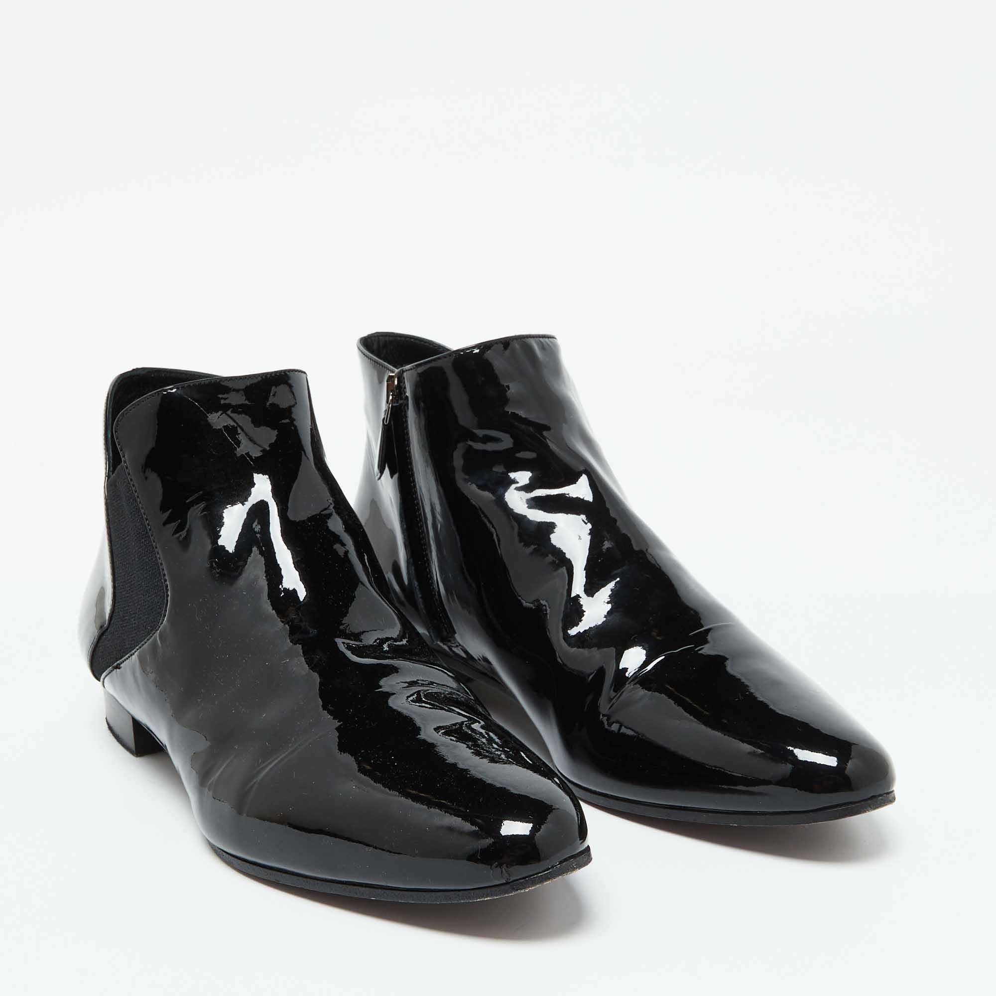 Miu Miu Bottes en cuir verni noir Taille 41.5 Bon état - En vente à Dubai, Al Qouz 2