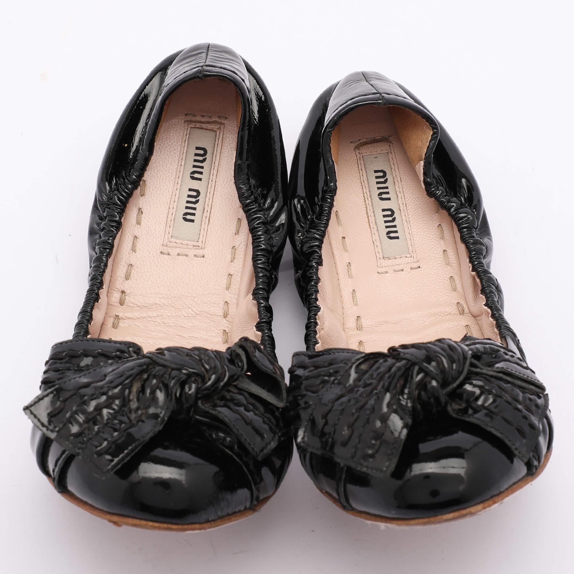 Miu Miu Bailarinas de charol negro con lazo talla 35.5 Negro en venta