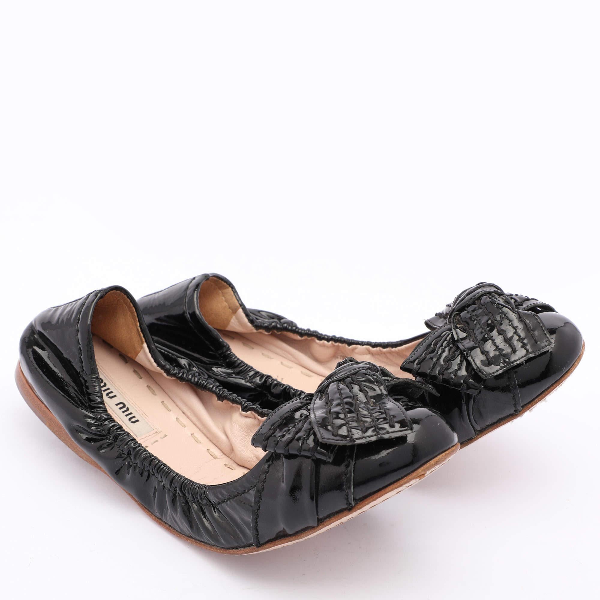 Miu Miu Bailarinas de charol negro con lazo talla 35.5 en Bueno estado para la venta en Dubai, Al Qouz 2