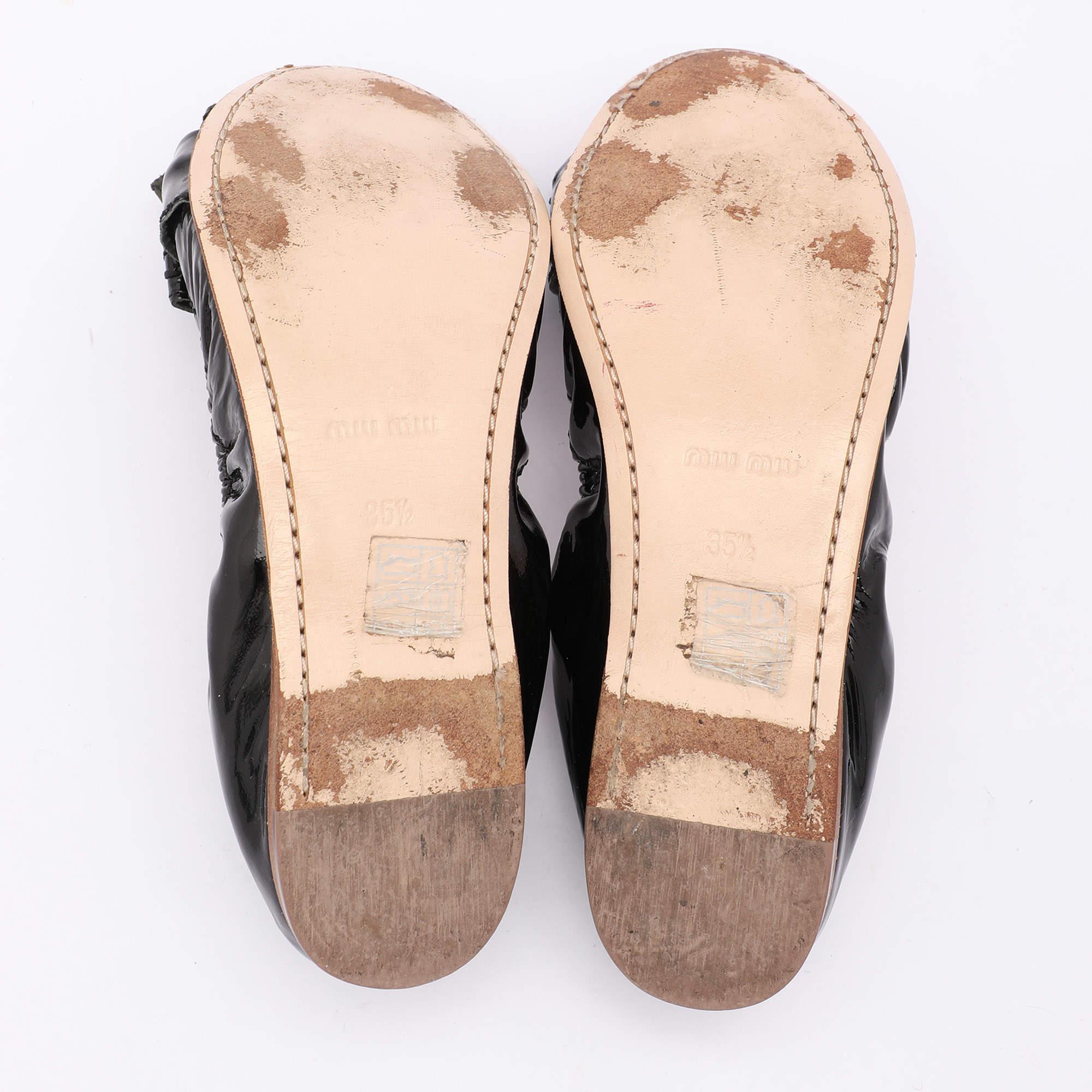 Miu Miu Bailarinas de charol negro con lazo talla 35.5 en venta 1