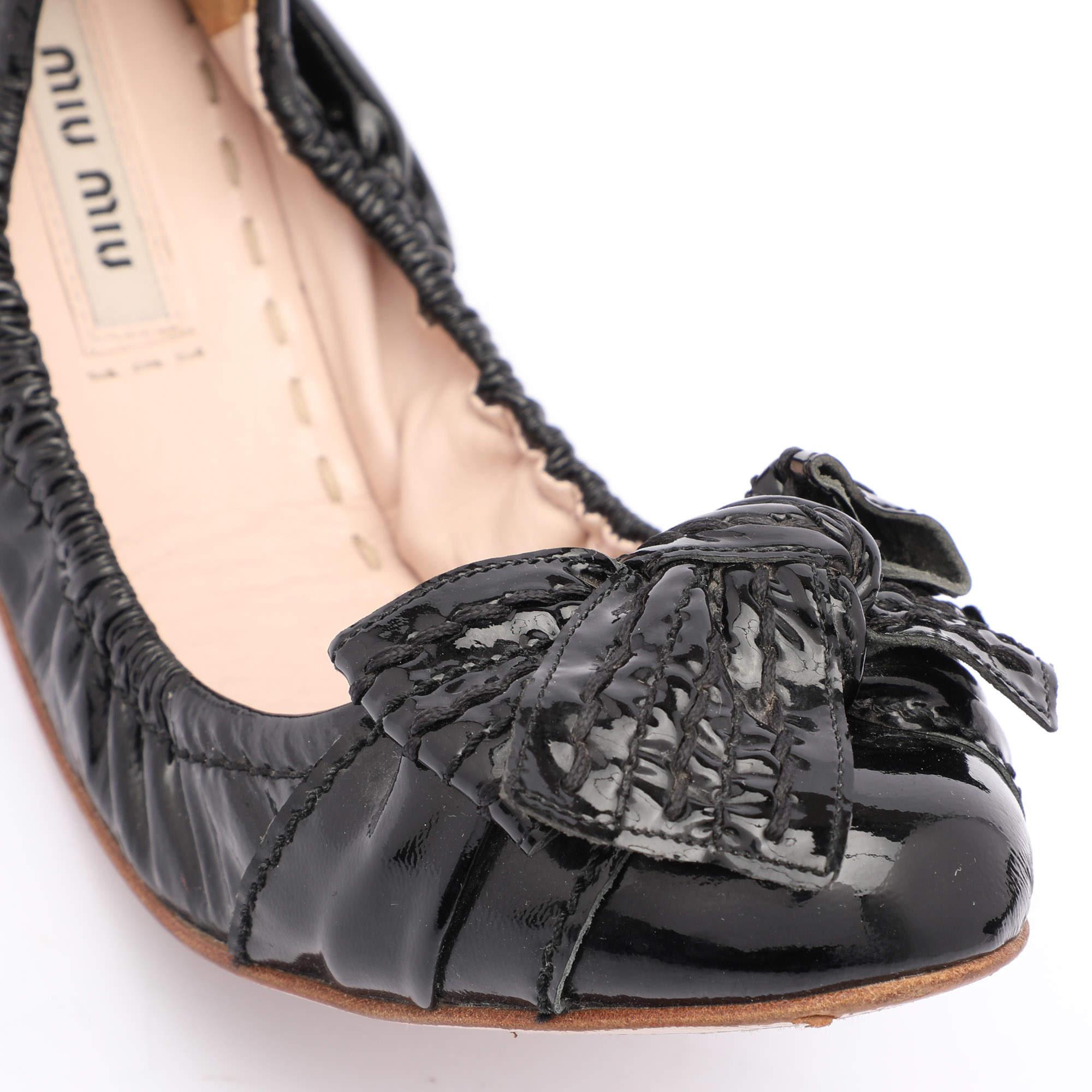Miu Miu Bailarinas de charol negro con lazo talla 35.5 en venta 2