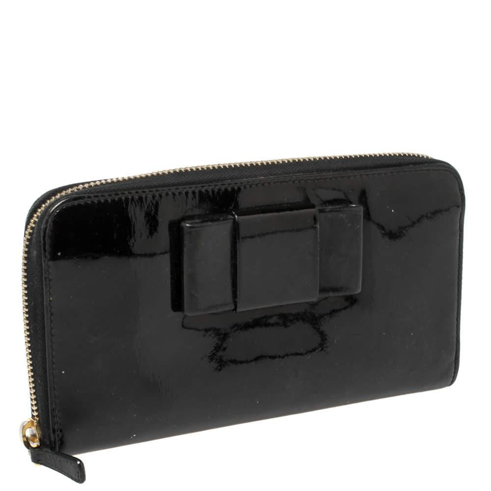 Miu Miu Black Patent Leather Bow Zip Around Wallet In Good Condition In Dubai, Al Qouz 2