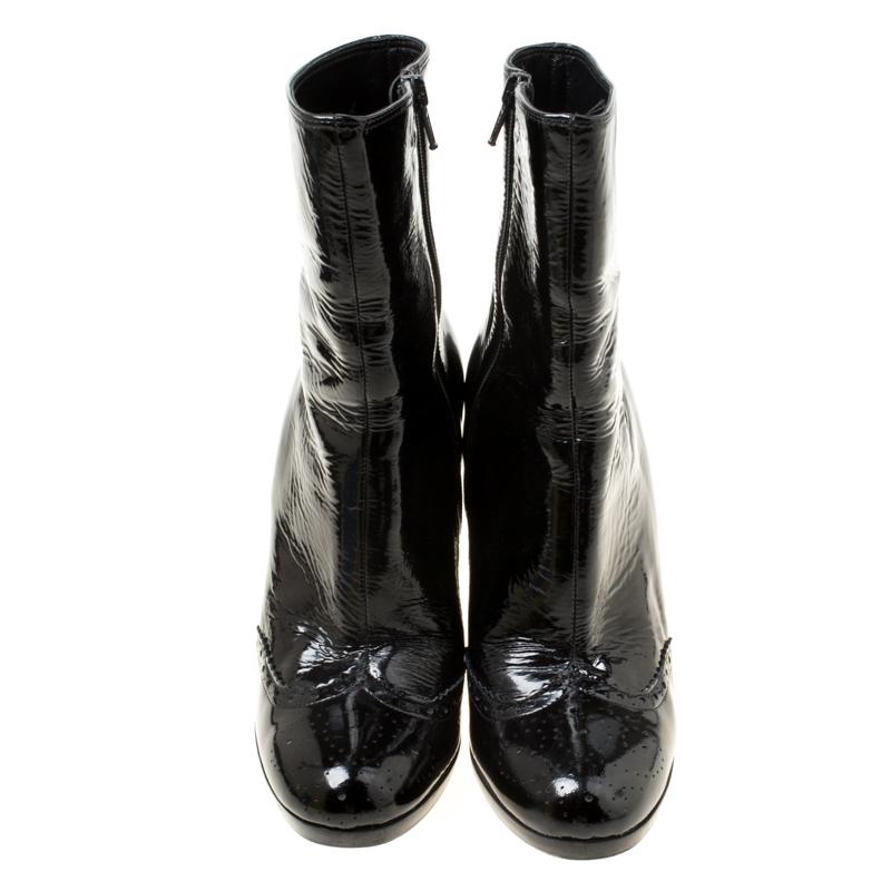 Diese Miu Miu Stiefel sind ein perfektes Paar stilvoller und mühelos ausdrucksstarker Schuhe, die Sie durch alle Jahreszeiten und Anlässe begleiten werden. Sie sind ein Muss in Ihrer Sammlung. Diese Stiefelette aus schwarzem Lackleder ist mit