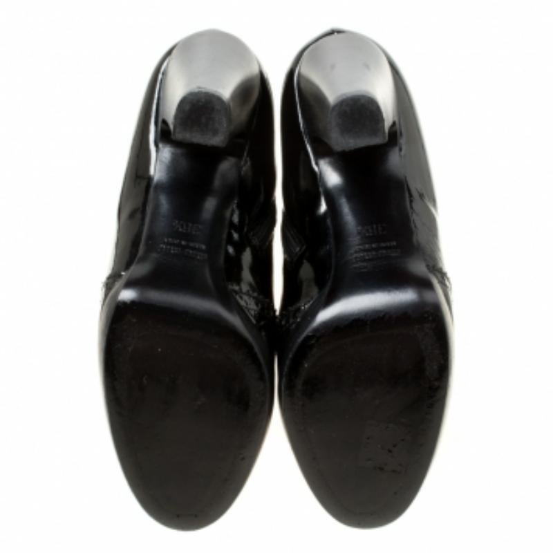 Miu Miu Black Patent Leather Brogue Ankle Boots Size 36.5 Bon état - En vente à Dubai, Al Qouz 2