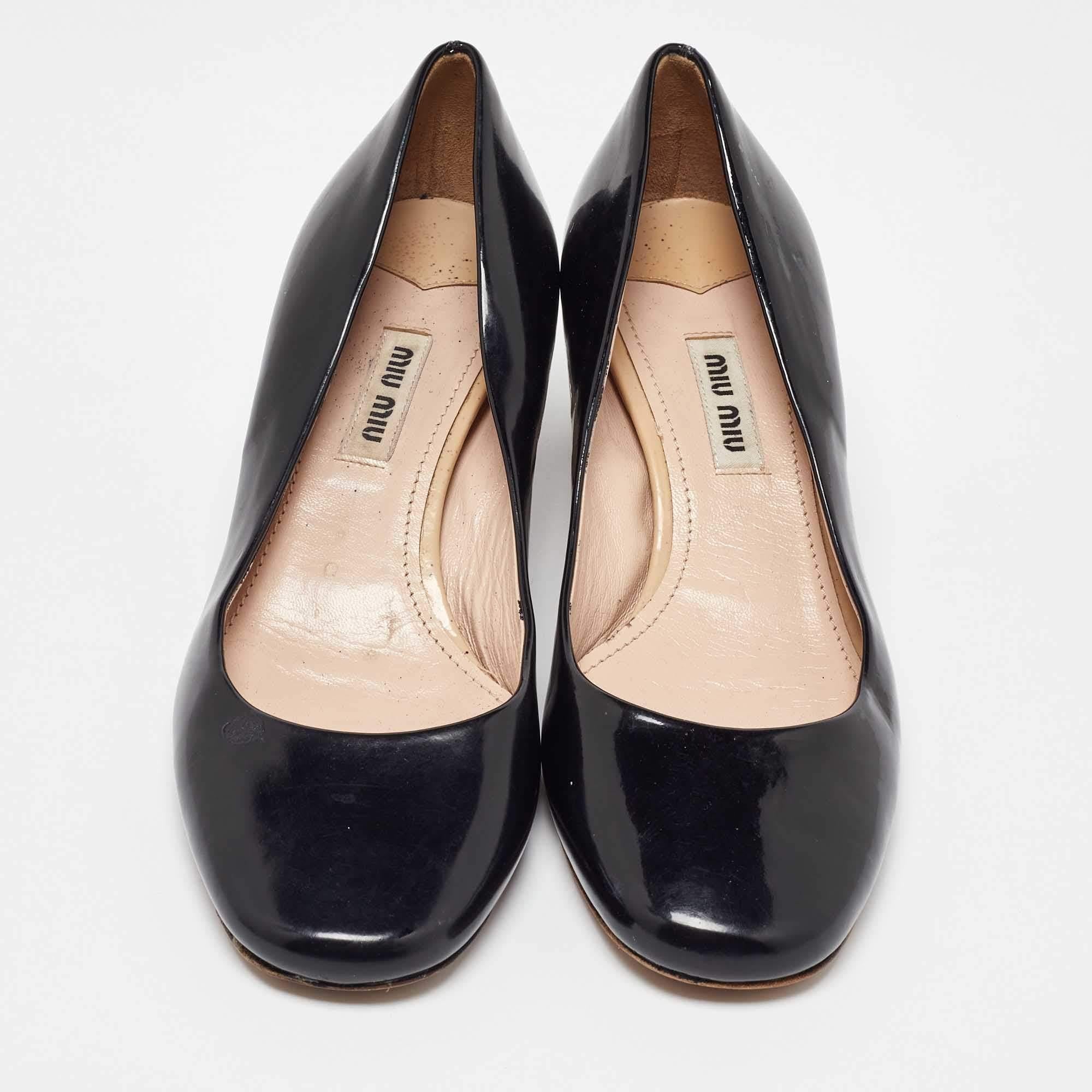 Noir Miu - Escarpins à talons blocs en cuir verni noir ornés de cristaux, taille 37 en vente