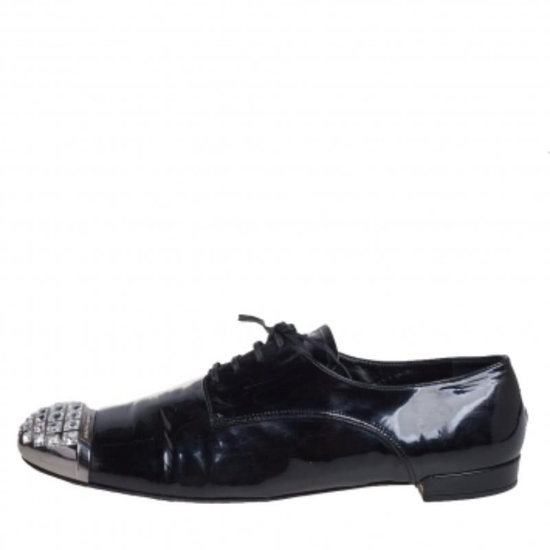 Miu Miu Black Patent Leather Crystal Embellished Cap Toe Oxfords Size 40 In Fair Condition For Sale In Dubai, Al Qouz 2