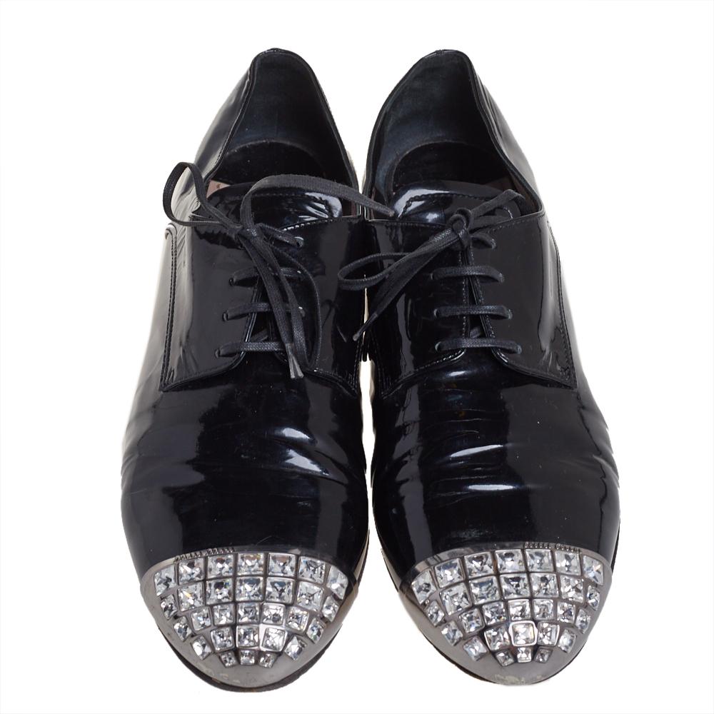 Miu Miu Black Patent Leather Crystal Embellished Cap Toe Oxfords Size 40 In Good Condition For Sale In Dubai, Al Qouz 2