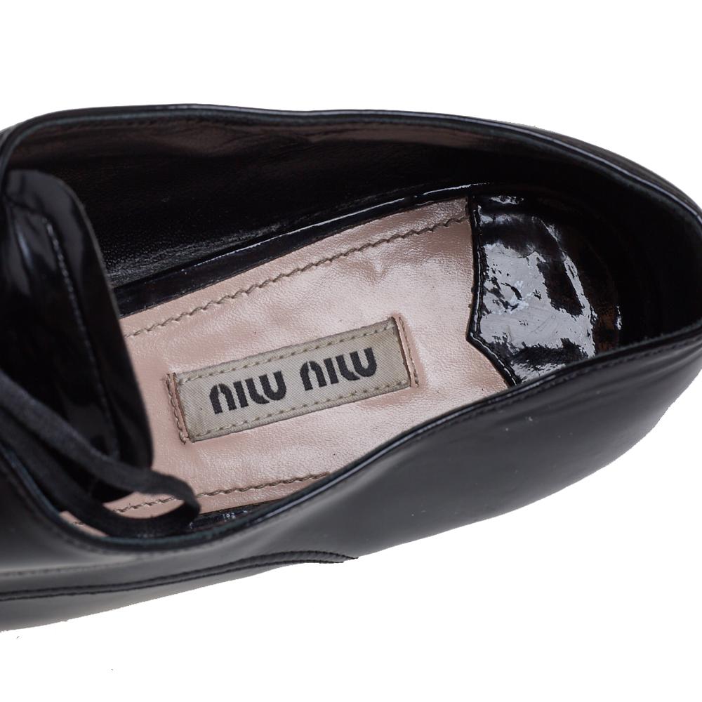 Miu Miu - Oxfords à bout arrondi en cuir verni noir ornés de cristaux, taille 40 en vente 2