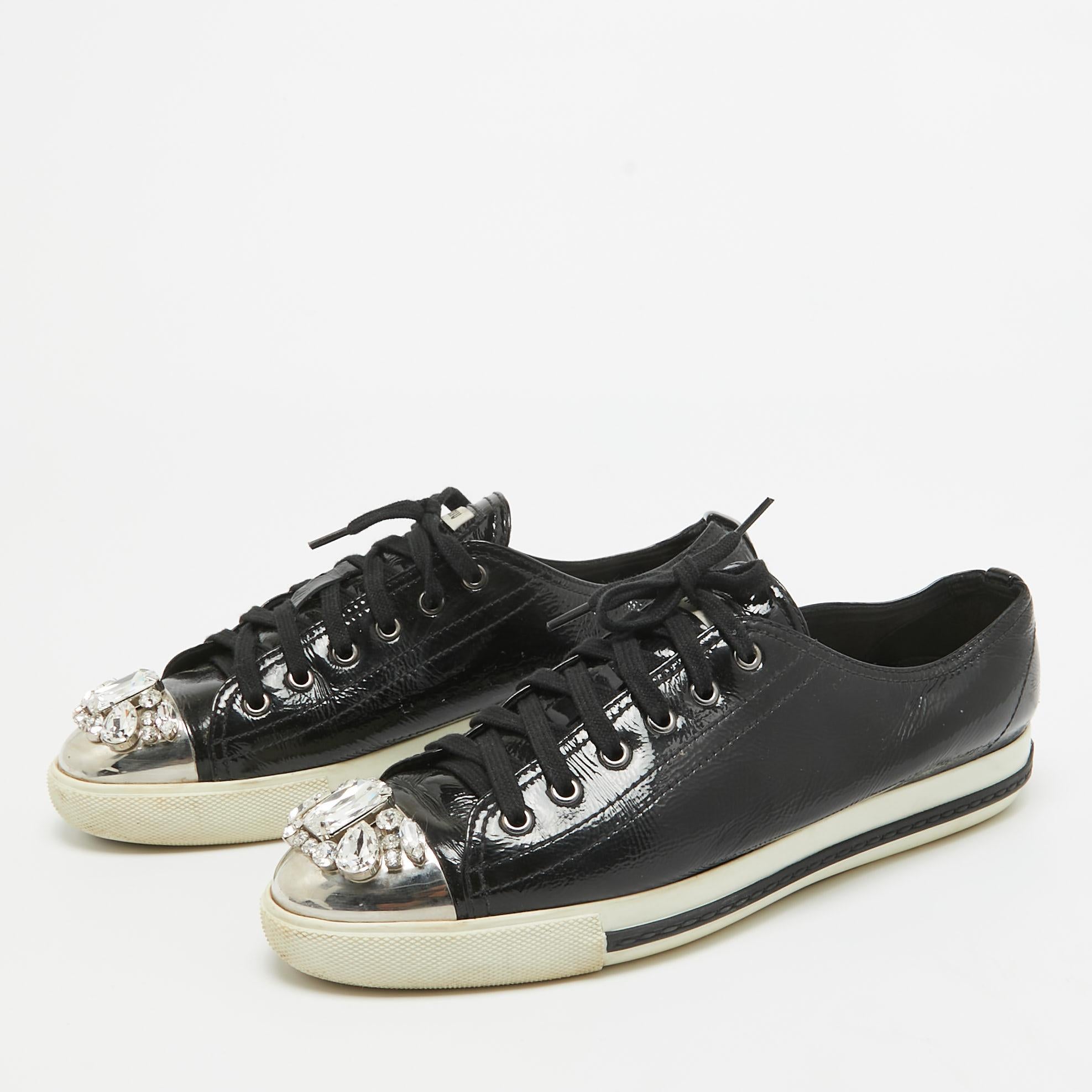 Dai al tuo outfit un aggiornamento di lusso con questo paio di sneakers nere di Miu Miu. Le scarpe sono cucite in modo perfetto per permetterti di distinguerti a lungo.