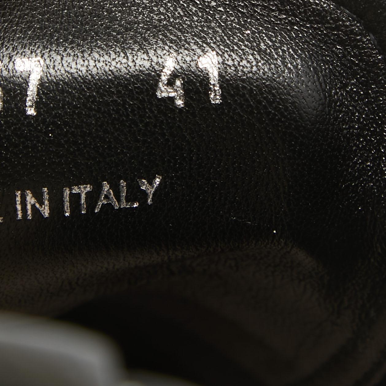 Miu Miu, scarpe da ginnastica in vernice nera con cristalli impreziosite da CAP, taglia 41 in vendita 2
