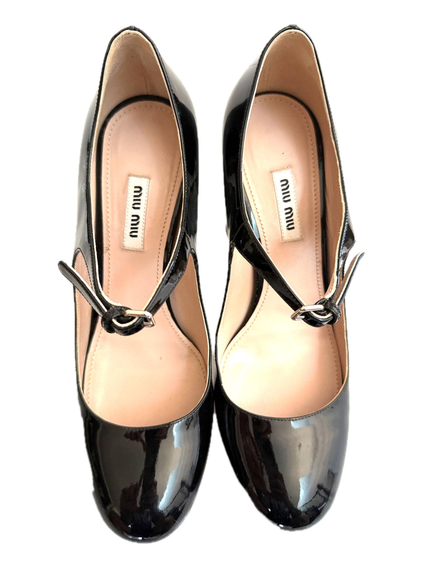 Miu Miu Black Patent Leather Crystal Heel Mary Jane Pumps FW2016 Size 39 en vente 2