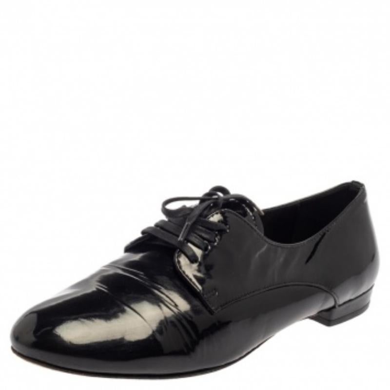Machen Sie jeden Schritt mit Stil in diesen Schuhen von Miu Miu. Sie sind aus Lackleder gefertigt und zeichnen sich durch ein modernes Design mit sauberen Nähten, Schnürsenkeln und niedrigen Absätzen aus. Die Einlegesohlen sind ebenfalls mit Leder