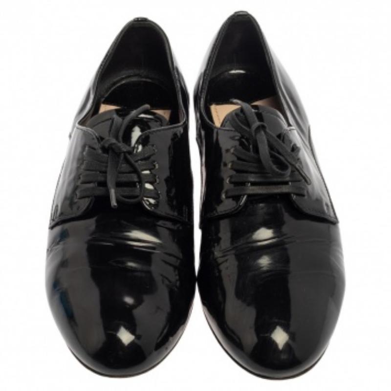 Miu Schwarz Lackleder Flat Lace Up Derby Größe 35.5 im Zustand „Gut“ im Angebot in Dubai, Al Qouz 2