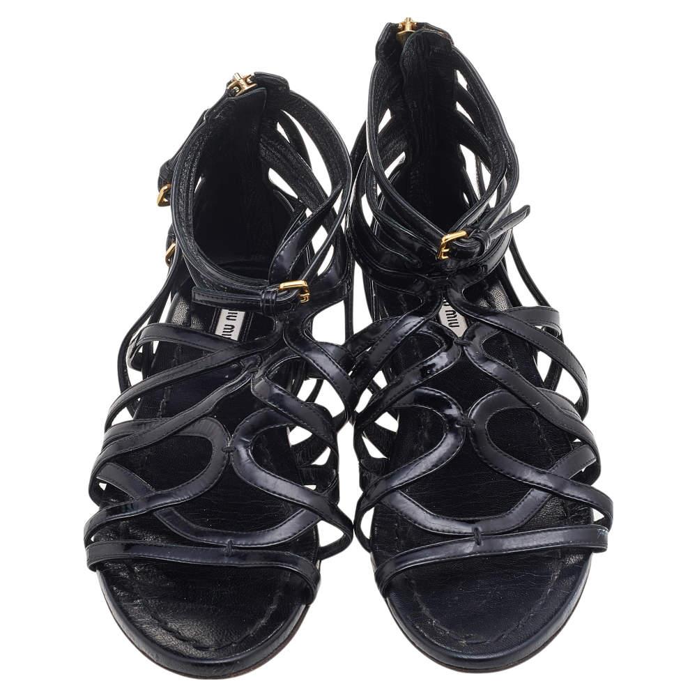 Miu Miu Black Patent Leather Gladiator Flats Size 38 In Good Condition In Dubai, Al Qouz 2