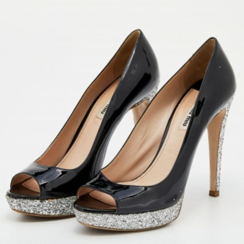 Miu Miu's glamorous style is evident in this pair of black pumps. Crafted from patent leather, it has glitter on the platforms and heels, becoming the highlight of the design. These easy-to-carry pumps are made to complement a variety of outfits.