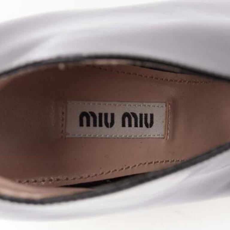 MIU MIU bottines en cuir verni noir à empeigne basse EU38 en vente 4
