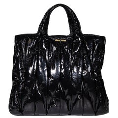 Miu Miu Bolso negro de charol Matelasse Norte Sur