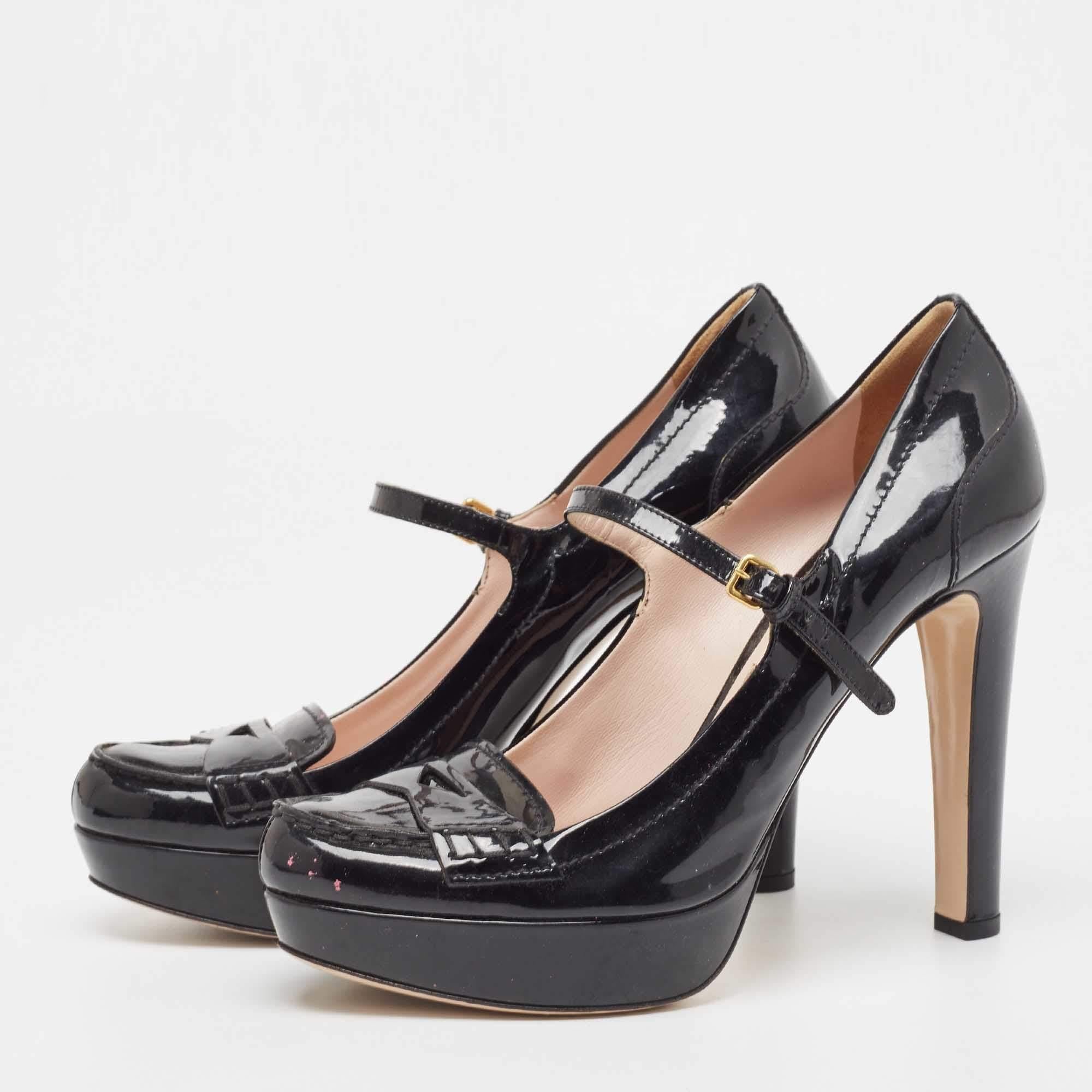 Perfekt genäht und verarbeitet, um ein elegantes Aussehen und eine gute Passform zu gewährleisten, sind diese Miu Miu Mary Jane Schuhe ein Kauf, den Sie gerne zur Schau stellen werden. Sie sehen toll an den Füßen aus.