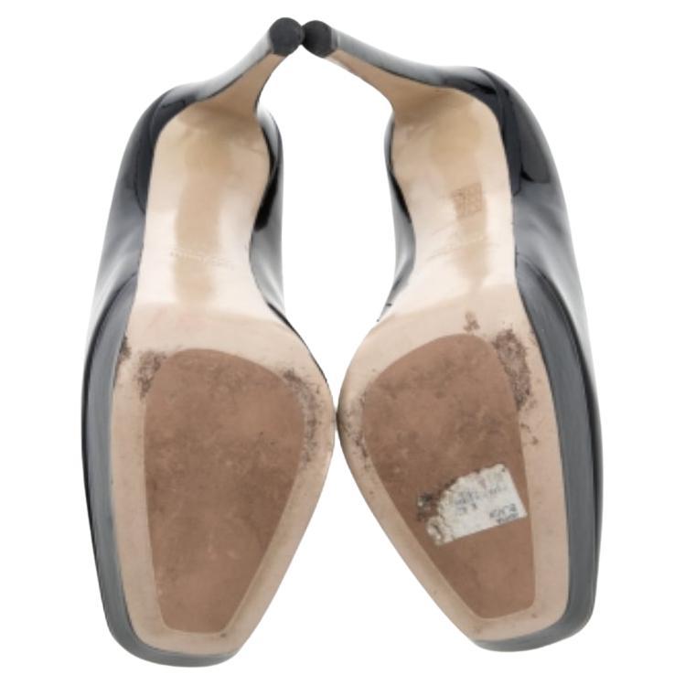 Hay zapatos que superan la prueba del tiempo y de los ciclos de la moda: estos zapatos de salón atemporales de Miu Miu. Fabricados en charol de color negro, están diseñados con cortes elegantes, puntera cuadrada y tacón alto.