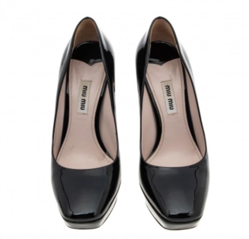 Miu Miu Bombas de plataforma de charol negro talla 37 en Bueno estado para la venta en Dubai, Al Qouz 2