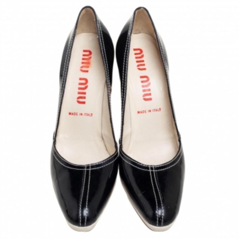Noir Escarpins à bout rond en cuir verni noir Miu Miu Taille 37,5 en vente