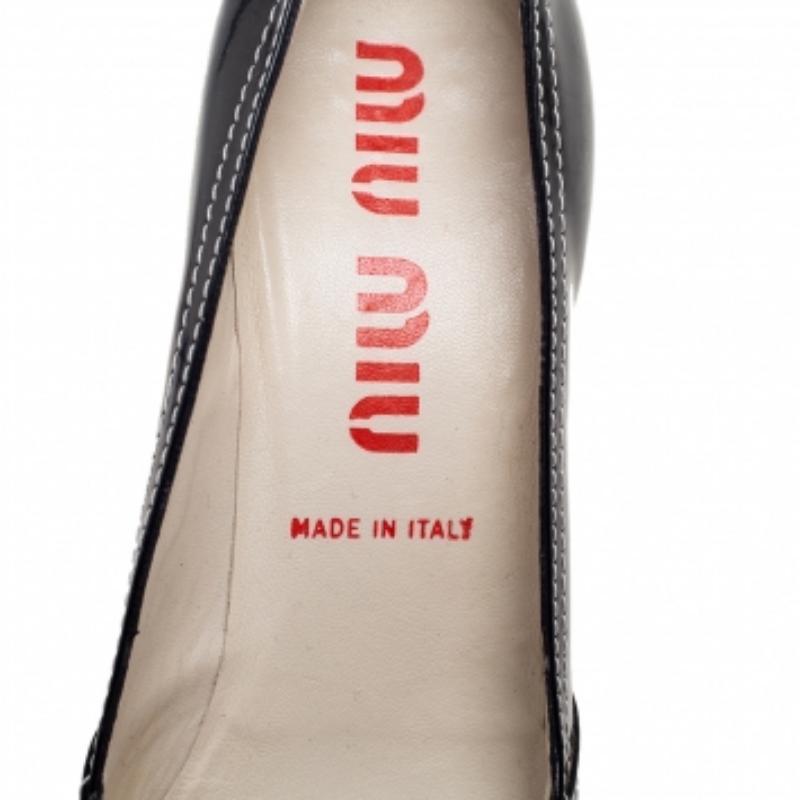 Escarpins à bout rond en cuir verni noir Miu Miu Taille 37,5 Pour femmes en vente