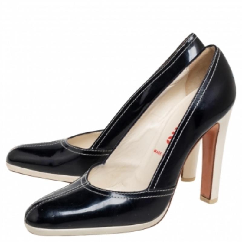 Escarpins à bout rond en cuir verni noir Miu Miu Taille 37,5 en vente 1
