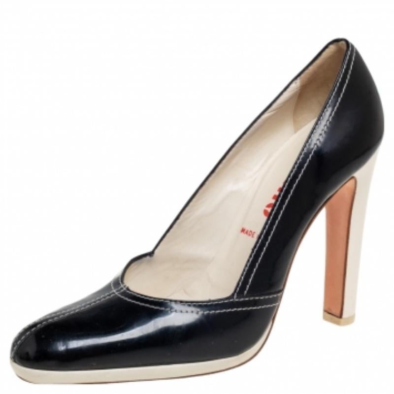 Escarpins à bout rond en cuir verni noir Miu Miu Taille 37,5 en vente 2