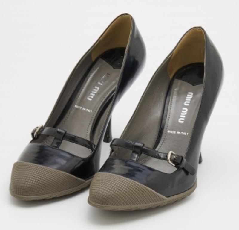 Complementa tu conjunto con estos zapatos de Miu Miu. Minimales y con clase, tienen una construcción sorprendente para una calidad duradera y un ajuste cómodo.