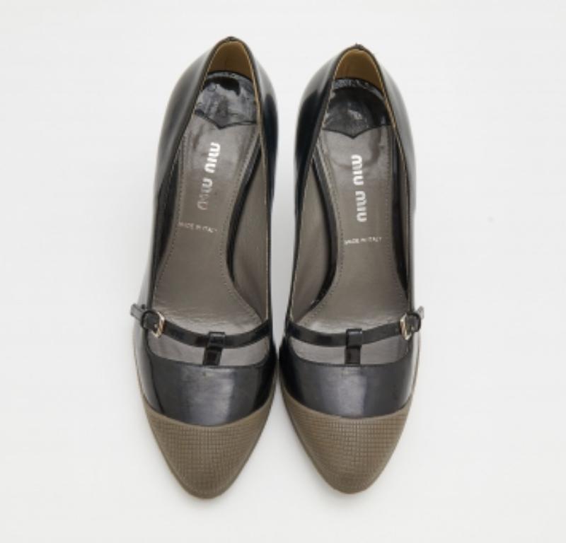 Miu Miu Bombas Mary Jane con puntera alargada de charol y goma negras Tamaño 35.5 Negro en venta