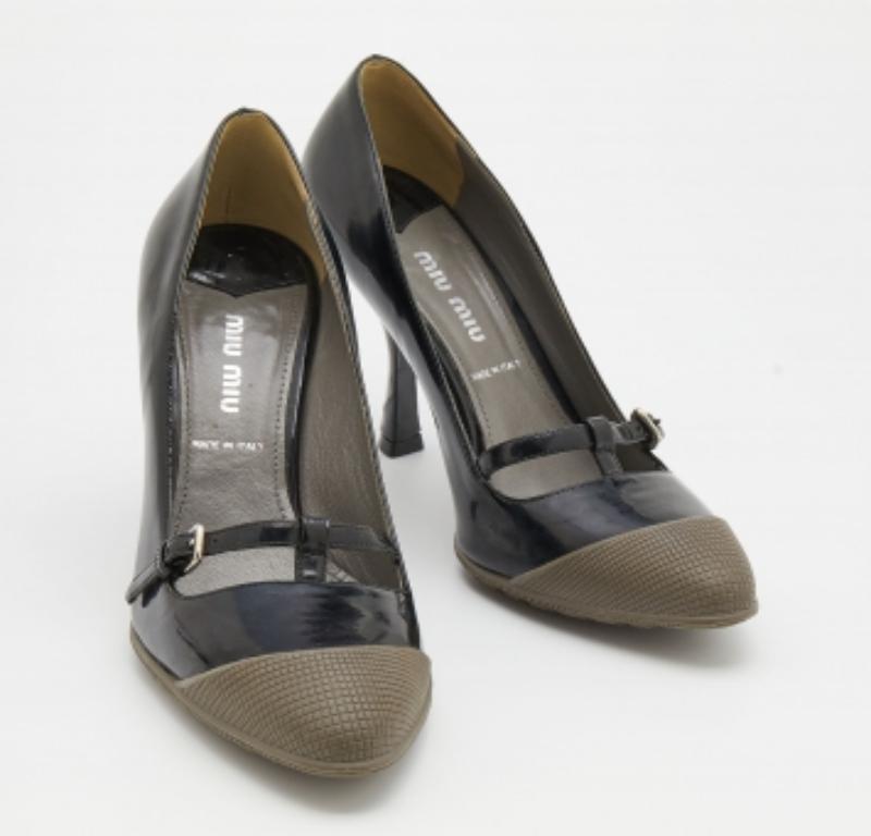 Miu Miu Bombas Mary Jane con puntera alargada de charol y goma negras Tamaño 35.5 en Bueno estado para la venta en Dubai, Al Qouz 2