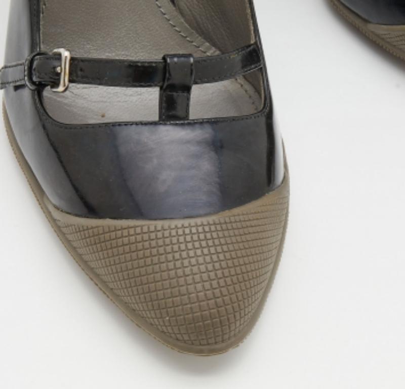 De las mujeres Miu Miu Bombas Mary Jane con puntera alargada de charol y goma negras Tamaño 35.5 en venta