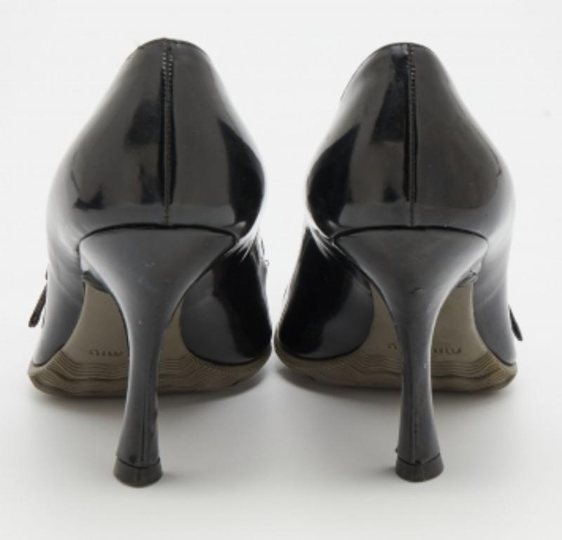 Miu Miu Bombas Mary Jane con puntera alargada de charol y goma negras Tamaño 35.5 en venta 1