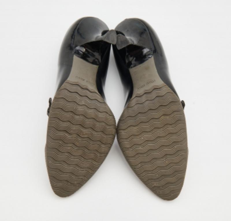Miu Miu Bombas Mary Jane con puntera alargada de charol y goma negras Tamaño 35.5 en venta 2