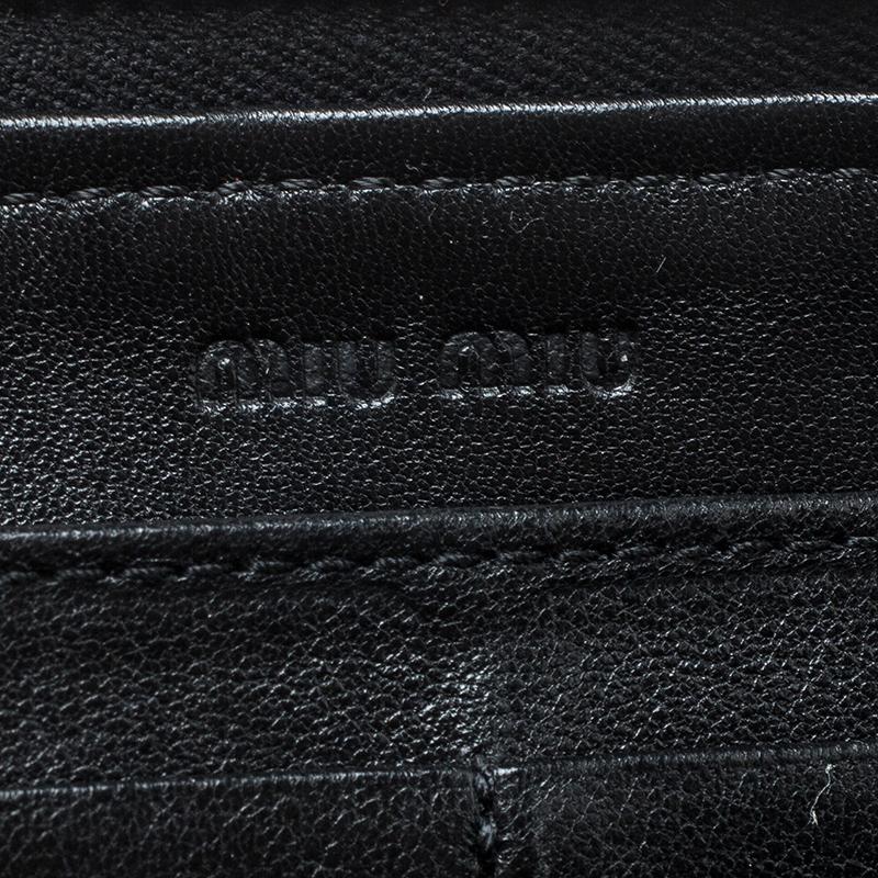 Miu Miu Black Patent Leather Ruffle Zip Around Wallet In Good Condition In Dubai, Al Qouz 2
